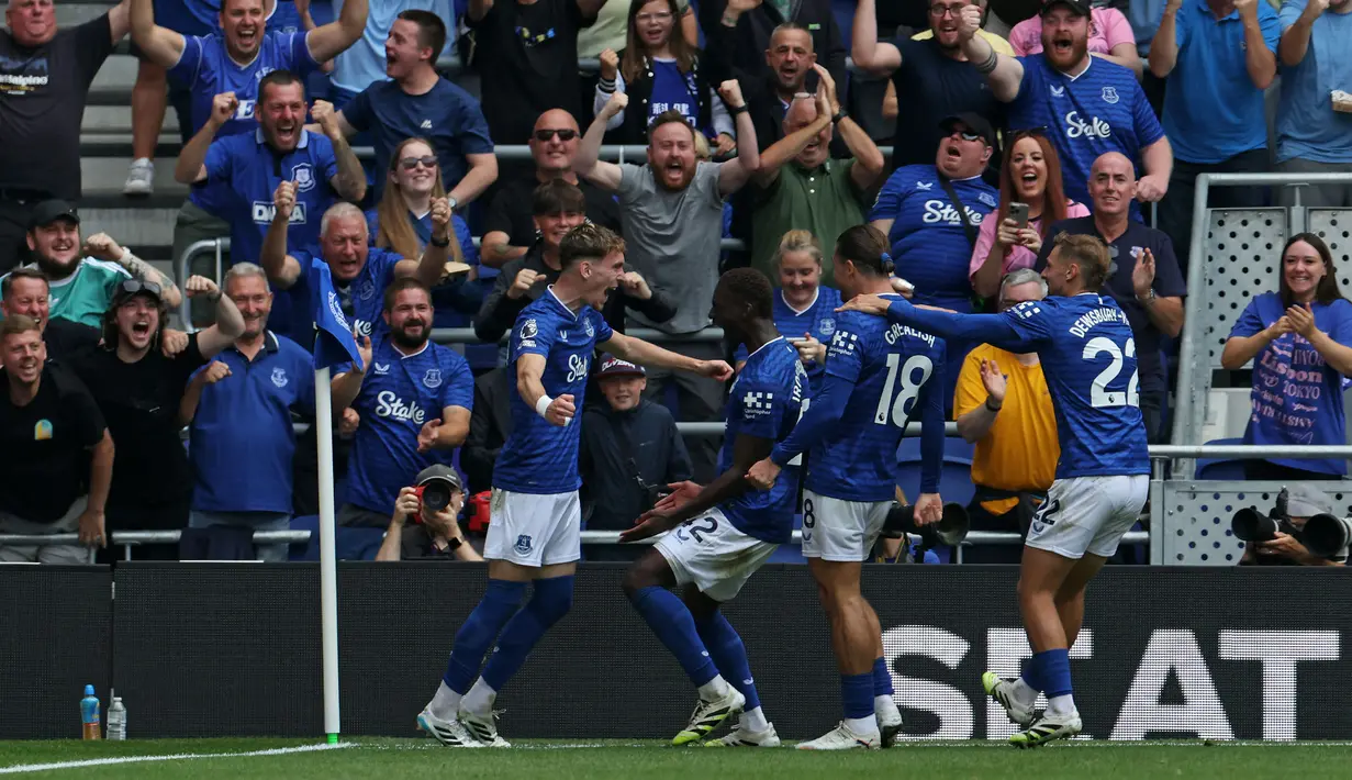 Pemain Everton, James Garner melakukan selebrasi bersama rekan-rekannya setelah mencetak gol ke gawang Brighton dalam laga Liga Inggris di Hill Dickinson pada Minggu (24/08/2025) waktu setempat. (AFP/Darren Staples)