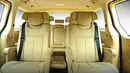 Varian 8-seater yang dilengkapi captain seat dengan foot rest memberikan kenyamanan lebih kala berkendara bersama keluarga. (Source: hyundaimobil.co.id)