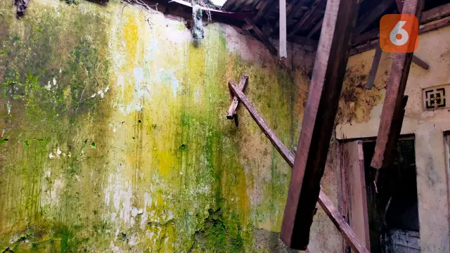 Kondisi rumah Yadi yang nyaris ambruk di Kampung Cisarua RT 02/04, Kelurahan Tipar, Kota Sukabumi (Liputan6.com/Fira Syahrin).
