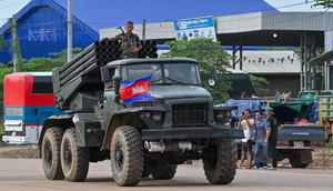 Seorang tentara Kamboja berdiri di atas truk yang membawa peluncur roket BM-21 buatan Rusia yang melaju di sepanjang jalan di Provinsi Oddar Meanchey pada Jumat, 25 Juli 2025. (dok. TANG CHHIN Sothy / AFP)