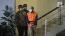 Kepala KPP Pratama Bantaeng Wawan Ridwan (kanan) usai menjalani pemeriksaan di Gedung KPK, Kamis (11/11/2021). Wawan menjadi tersangka terkait pengembangan perkara dugaan korupsi perpajakan dengan terdakwa mantan pejabat Dirjen Pajak Kemenkeu Angin Prayitno Aji. (Liputan6.com/Faizal Fanani)