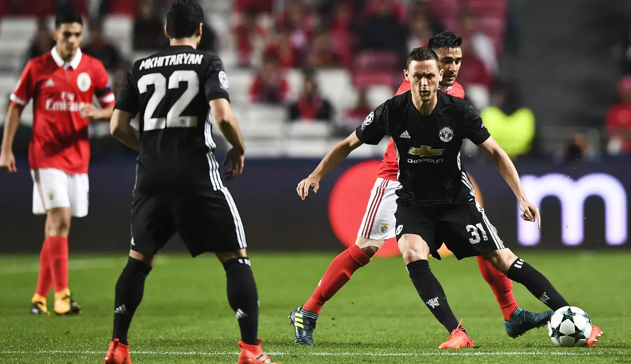 Gelandang Manchester United, Nemanja Matic, mengontrol bola saat pertandingan melawan Benfica pada laga Liga Champions di Stadion Luz, Kamis (19/10/2017). Manchester United menang 1-0 atas Benfica. (AFP/Patricia De Melo Moreira)