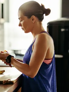 Ketahui makanan yang tepat untuk dikonsumsi setelah berolahraga. (foto: drobotdean/freepik)