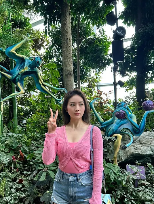 Seperti potret ini, ia memadukan long sleeve top berwarna pink cerah, ripped short jeans, dan sneakers. [Foto: IG/natashawilona12].
