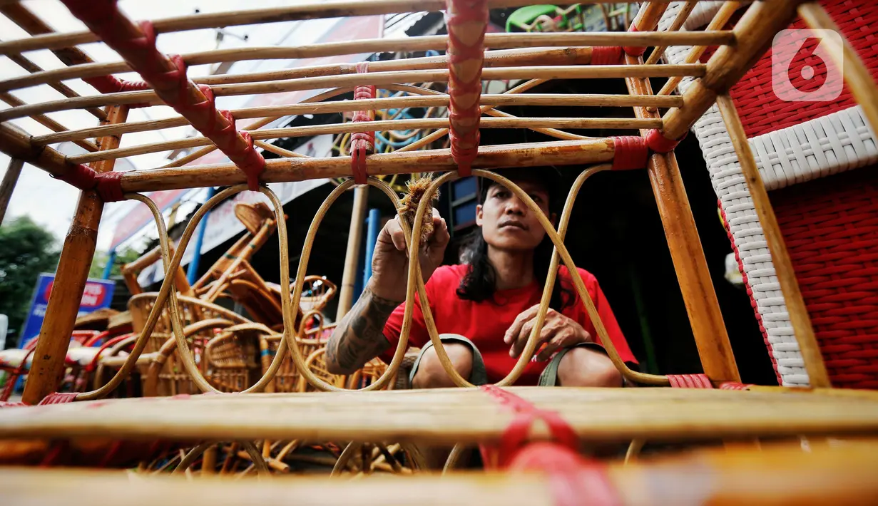 Perajin menyelesaikan pembuatan kerajinan dari rotan di kawasan Tangerang, Banten, Rabu (17/2/2021). Pandemi corona memukul banyak sektor usaha tak terkecuali UMKM akibat adanya pembatasan aktivitas masyarakat yang membuat omzet penjualan kerajinan rotan menurun. (Liputan6.com/Angga Yuniar)