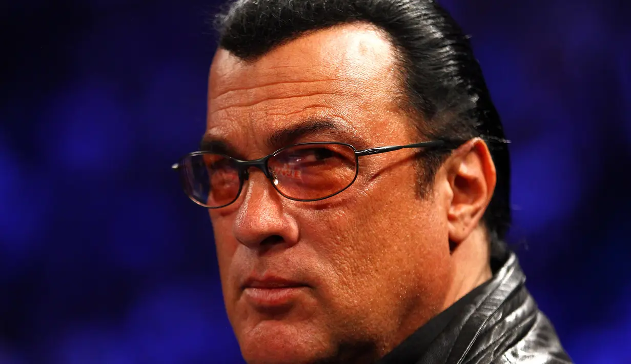 Aktor yang identik dengan rambut yang dikuncir ini pun bangga mendapat kehormatan yang sama yang pernah diberikan pada Presiden Vladimir Putin. (AFP/Bintang.com)