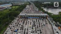 Foto udara menunjukkan kendaraan memadati Ruas tol Jakarta Cikampek, Jawa Barat, Kamis (28/4/2022). Memasuki H-4 Lebaran 2022, volume jumlah kendaraan mengalami peningkatan hingga menyebabkan terjadinya kepadatan lalu lintas arus mudik. (Liputan6.com/Herman Zakharia)