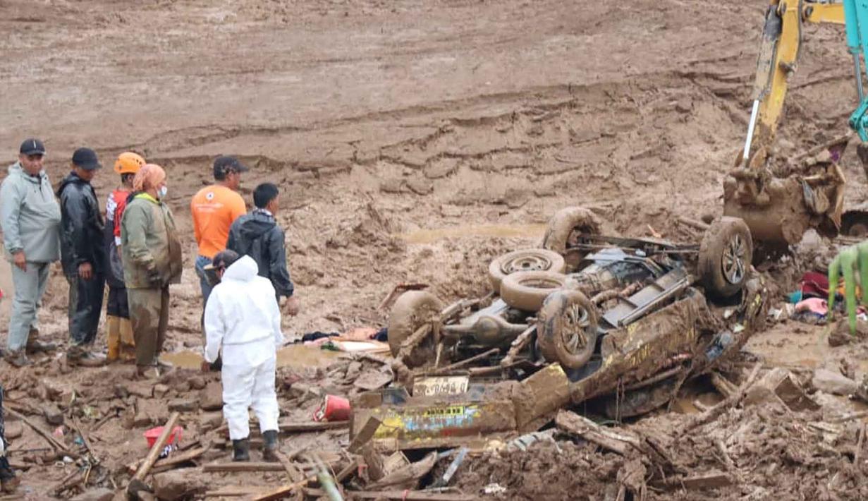 Lebih lanjut, Yudhi Bramantyo menjelaskan, personel yang sebelumnya bertugas di woksheet A1 dan A2 akan dibagi untuk memperluas jangkauan pencarian di worksheet B2. Tampak dalam foto yang dirilis oleh Badan Nasional Penanggulangan Bencana (BNPB) Indonesia ini, tim penyelamat mencari korban di Desa Pasirlangu, Kecamatan Cisarua, Kabupaten Bandung Barat, Jawa Barat, Senin 26 Januari 2026. (BNPB via AP)