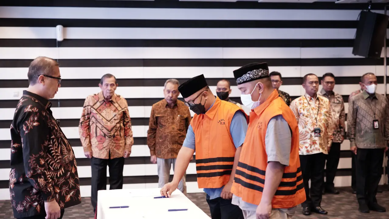 KPK mengeksekusi putusan Dewan Pengawas (Dewas) KPK terhadap dua pegawai yang terlibat kasus pungli di rutan.