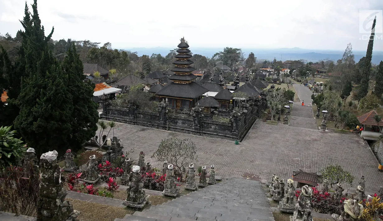 Suasana sepi di komplek Pura Besakih, Rendang, Bali, Minggu (3/12). Komplek Pura Besakih yang masuk dalam zona Kawasan Rawan Bencana (KRB) 3 terlihat sepi dari aktivitas ibadah serta wisatawan. (Liputan6.com/Immanuel Antonius)