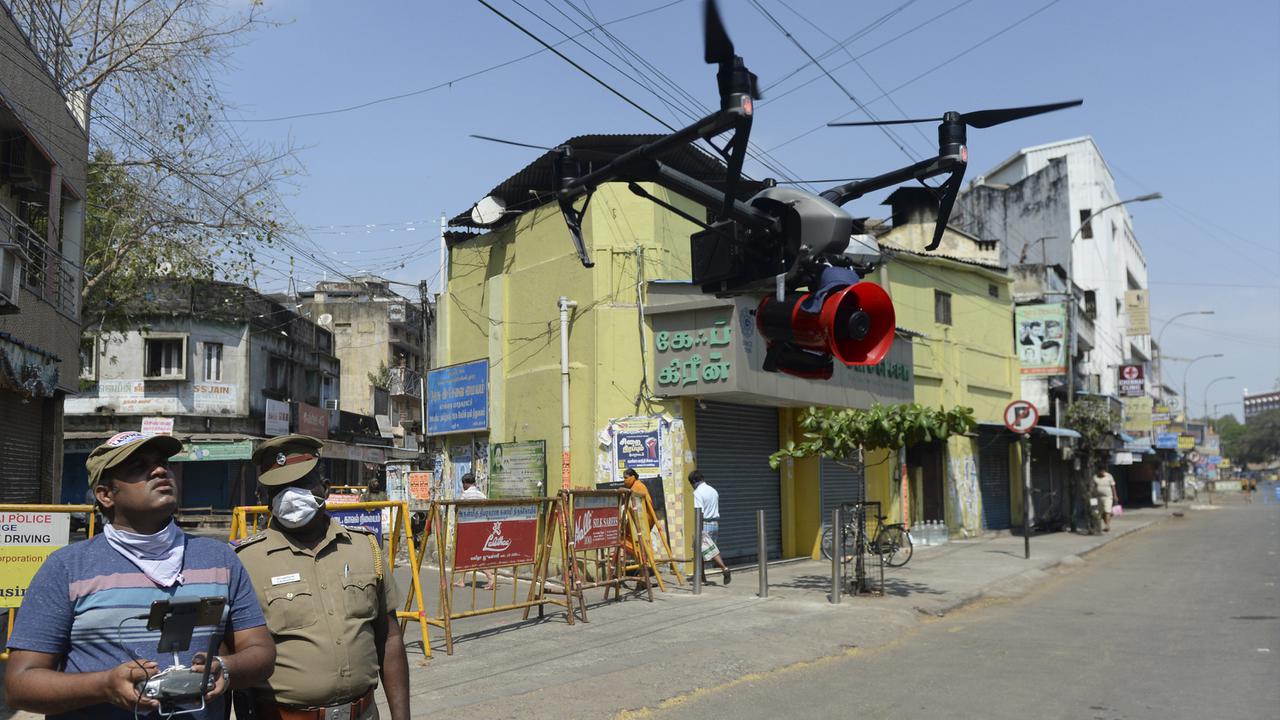 Seorang pilot (kiri) mengoperasikan drone saat pemberlakuan lockdown di Chennai, India, Sabtu (4/4/2020). Polisi India mengerahkan drone untuk memantau kegiatan warga dan menyebarkan pengumuman kesadaran selama lockdown nasional untuk mencegah penyebaran virus corona COVID-19.