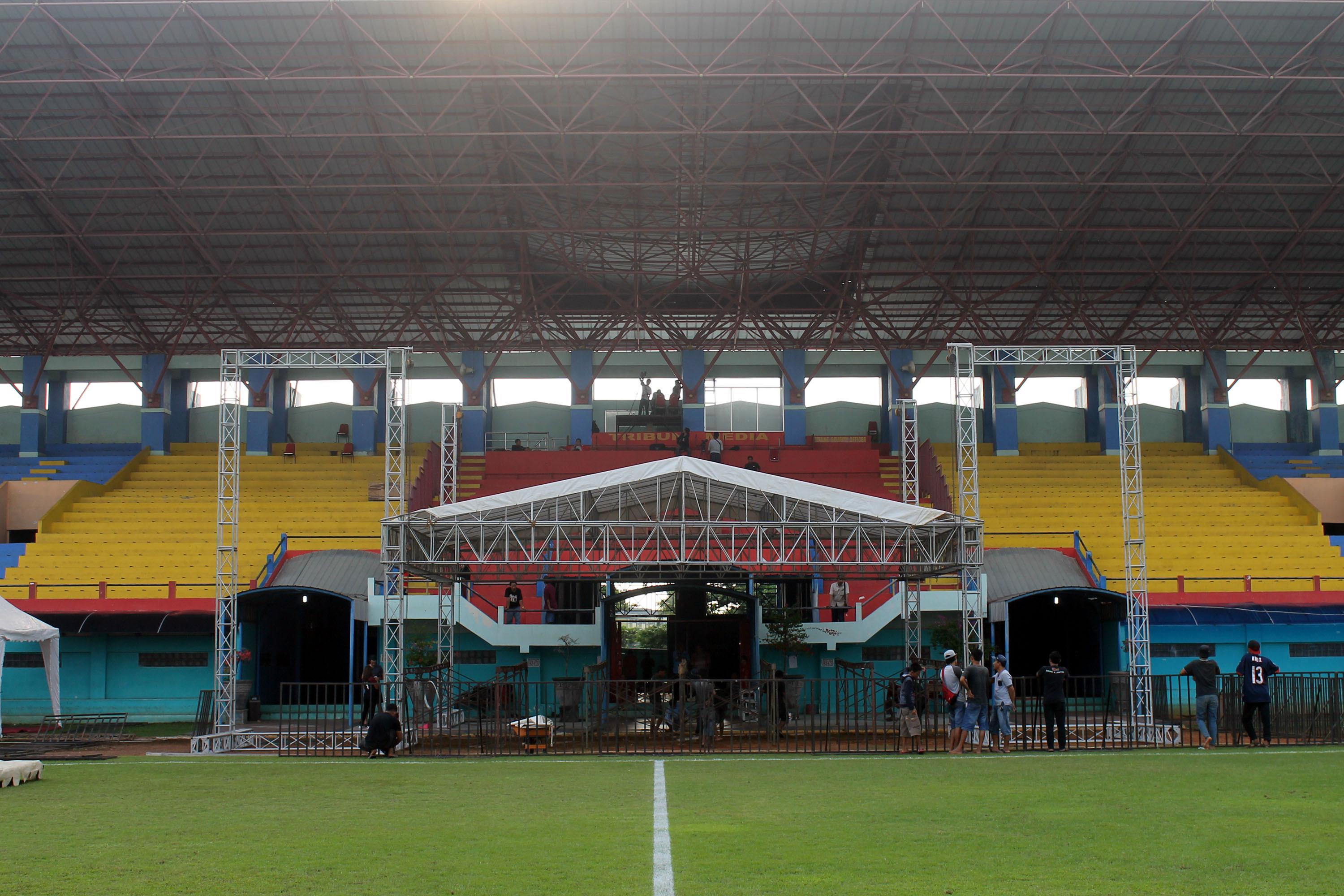Panggung yang disiapkan manajemen Persijap Jepara untuk launching tim menghadapi Liga 2 2017 di Stadion Bumi Kartini, Sabtu (15/4/2017). (Bola.com/Ronald Seger Prabowo) 