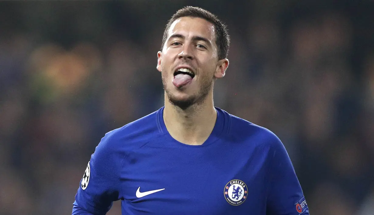 2. Eden Hazard (Chelsea) - Gelandang asal Belgia ini menyatakan komitmennya bersama The Blues setidaknya hingga akhir musim ini. Kepada ESPN, dirinya membantah perkataan sang ayah yang menyebutnya akan pindah ke Real Madrid. (AFP/Adrian Dennis)