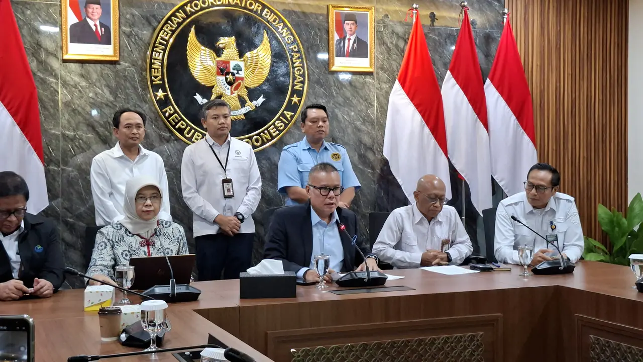 Ketua Bidang Diplomasi dan Komunikasi Publik, Satgas Penanganan Cs-137, Bara Krishna Hasibuan saat konferensi pers, Rabu (12/11/2025). (Foto: Liputan6.com/Arief RH)
