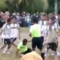 Seorang wasti sepakbola nasional asal Kabupaten Muna, pingsan dan masuk rumah sakit usai kena pukulan penonton di laga sepakbola antara tim Baubau dan Buton pada event Porprov Buton.