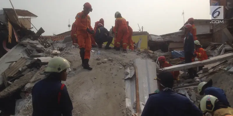 Rumah Roboh di Johar Baru, Enam Orang Terjebak Reruntuhan