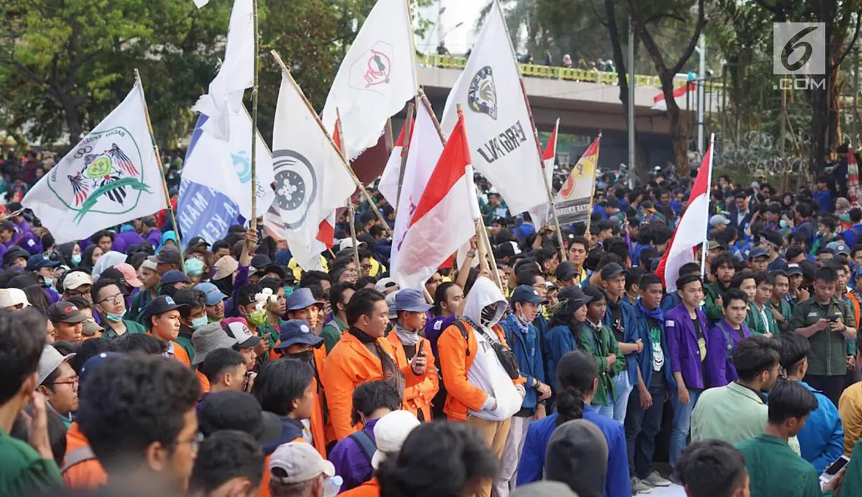 Massa dari Badan Eksekutif Mahasiswa Seluruh Indonesia (BEM SI) berunjuk rasa di sekitar DPR RI, Jakarta, Selasa (1/10/2019). Massa menuntut upaya pemberantasan korupsi kolusi nepotisme (KKN), hak rakyat untuk berpendapat, perlindungan dan pemenuhan hak asasi manusia (Liputan6.com/Immanuel Antonius)