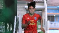 Pemain muda Vikrian Akbar sudah kembali gabung latihan, Selasa (20/10/2020). (Bola.com/Iwan Setiawan)