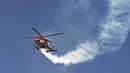 Tim akrobatik Advanced Light Helicopter Angkatan Udara India tampil pada hari pertama Aero India 2021 Airshow di Stasiun Angkatan Udara Yelahanka, Bangalore, India, Rabu (3/2/2021). Acara ini menampilkan pesawat dari AD, AL, AU, Hindustan Aeronautics, dan Coast Guard India. (Jewel SAMAD/AFP)