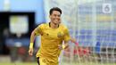 Ekspresi pemain Bhayangkara Solo FC Alsan Putra Masat Sanda setelah mencetak gol ke gawang Borneo FC Samarinda dalam pertandingan babak penyisihan Piala Menpora 2021 di Stadion Kanjuruhan, Malang, Jawa Timur, Senin (22/3/2021). (Bola.com/Arief Bagus)