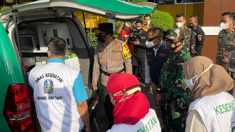 Forkompimda menyiapkan 29 ambulans untuk vaksinasi door to door di Jatim. (Dian Kurniawan/Liputan6.com)