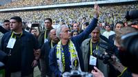 Pelatih baru klub Turki Fenerbahce, Jose Mourinho (tengah) melambaikan tangan saat memberikan sambutan kepada para suporter di Stadion Sukru Saracoglu, Istanbul, 2 Juni 2024. (Yasin AKGUL/AFP)