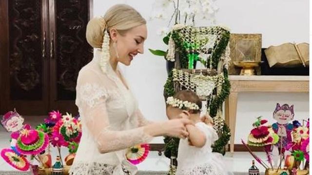 Istri Panji Trihatmodjo Banjir Pujian Saat Kenakan Kebaya Putih Di