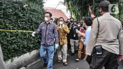 Komisioner Komnas HAM Choirul Anam dan Beka Ulung Hapsara saat tiba untuk meninjau TKP kasus penembakan Brigadir Yosua Nofriansyah Hutabarat atau Brigadir J di rumah dinas eks Kadiv Propam Polri Irjen Ferdy Sambo, Duren Tiga, Jakarta Selatan, Senin (15/8/2022). Kedatangan dua komisioner Komnas HAM tersebut untuk mencocokkan data-data yang sudah dikumpulkan dengan kondisi di TKP. (merdeka.com/Iqbal S Nugroho)