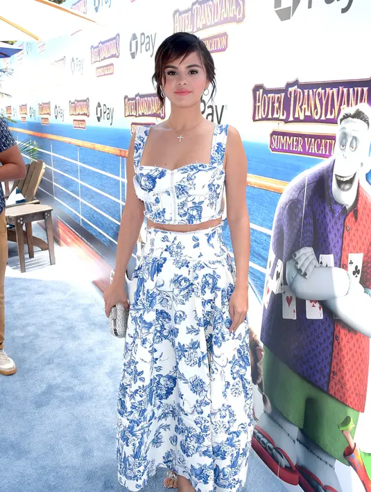 Sepertinya heels tersebut benar-benar membuat kaki Selena Gomez terasa sakit. (KEVIN WINTER / GETTY IMAGES NORTH AMERICA / AFP)