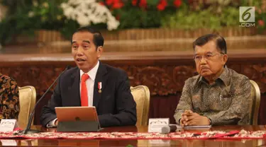 Presiden Joko Widodo didampingi Wapres Jusuf Kalla memberikan keterangan pers terkait rencana pemindahan Ibu Kota Negara di Istana Negara, Senin (26/8/2019). Jokowi secara resmi mengumumkan keputusan pemerintah untuk memindahkan ibu kota negara ke Kalimantan Timur. (Liputan6 com/Angga Yuniar)