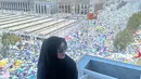 Wirda Mansur juga berbagi momennya rayakan Idul Adha di Tanah Suci. Ia tampil dengan gamis dan hijab syar’i serba hitam. [@wirda_mansur]