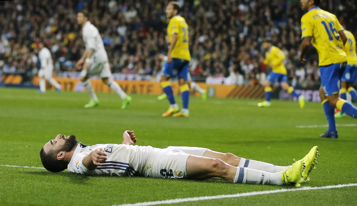 Pemain Real Madrid, Daniel Carvajal terbaring di lapangan saat gagal memanfaatkan peluang mencetak gol ke gawang Las Palmas pada lanjutan La Liga Spanyol di Santiago Bernabeu stadium, Madrid, (1/3/2017). Madrid bermain imbang 3-3.  (AP/Paul White)