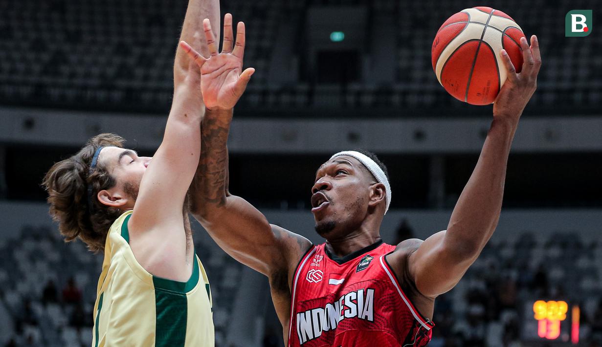 Pemain Timnas Basket Indonesia, Lester Prosper (kanan) berebut bola dengan pemain Timnas Basket Australia, Kye Savage saat laga Kualifikasi Piala Asia FIBA 2025 di Indonesia Arena, Senayan, Jakarta, Minggu (25/02/2024). (Bola.com/Bagaskara Lazuardi)