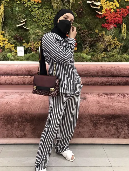Pajama set masih bisa menjadi inspirasi pakaianmu, pilihlah motif bergaris padukan dengan alas kaki atau sneakers. Selain nyaman, tampilan ini tampak santai namun tetap casual. @jenaharaofficial.