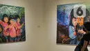 Pengunjung mengamati salah satu karya lukis yang ditampilkan dalam pameran "Antara Kecemasan dan Harapan" di Gedung D Galeri Nasional Indonesia, Jakarta Pusat, Minggu (7/5/2023). (merdeka.com/Iqbal S Nugroho)