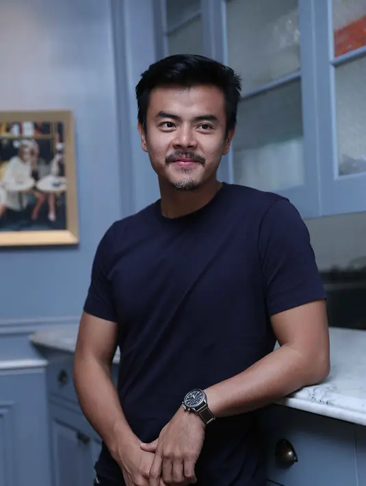 Dion Wiyoko yang terbiasa klimis, tampil berbeda. Dengan kumis dan jenggot. Penampilan barunya kali ini berkaitan dengan film barunya, Cek Toko Sebelah garapan sutradara Ernest Prakasa. (Nurwahyunan/Bintang.com)
