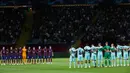 Pemain Barcelona dan Royal Antwerp mengheningkan cipta untuk mengenang para korban banjir Libya dan gempa Maroko sebelum pertandingan sepak bola Grup H Liga Champions di Stadion Olimpiade Montjuic, Barcelona, Spanyol, Selasa (19/9/2023). Banjir Libya menewaskan lebih dari 11.000 orang dan 10.100 lainnya hilang, sementara gempa Maroko menewaskan setidaknya 2.900 orang. (AP Photo/Joan Monfort)