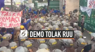 Polisi menembakkan gas air mata ke mahasiswa yang tengah berdemonstrasi di depan Gedung DPR. Gas air mata ditembakkan usai massa berusaha menjebol pagar pukul 16.10 WIB, Selasa (24/9/2019).