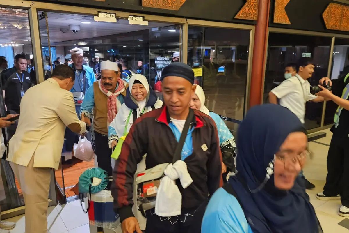 Penuh Syukur, Kloter Pertama Jamaah Haji Tiba di Bandara Soetta