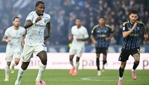 Penyerang Inter Milan asal Prancis #09, Marcus Thuram (kiri), berlari membawa bola dalam pertandingan Serie A Italia antara Pisa dan Inter Milan di Garibaldi Romeo Anconetani Arena, Pisa, pada 30 November 2025. (Isabella BONOTTO/AFP)