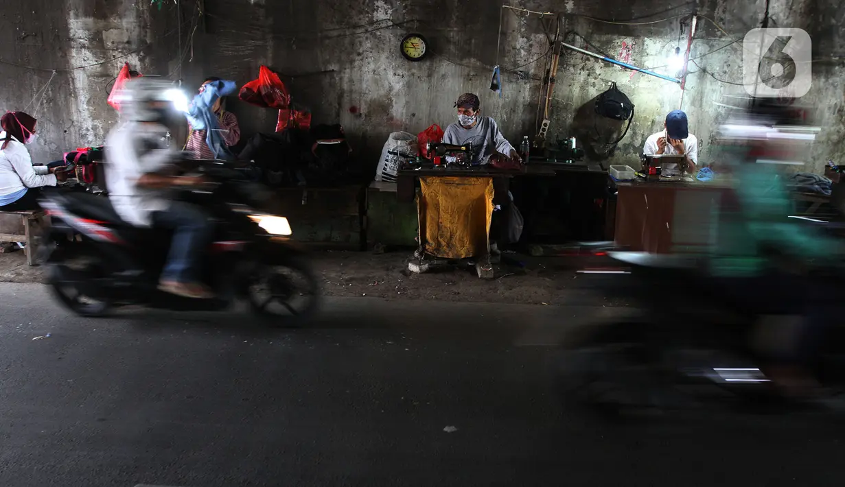 Penjahit vermak pakaian melayani pelanggan di kawasan Jatinegara, Jakarta, Selasa (29/9/2020). Pandemi Covid-19 berdampak pada sepinya pelanggan yang menjahitkan pakaian seperti biasanya. (merdeka.com/Imam Buhori)