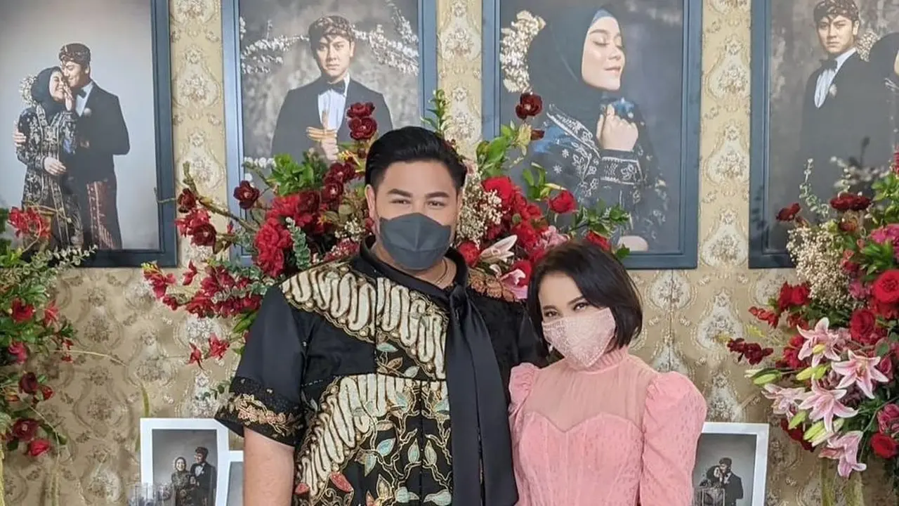 [Fimela] Artis di Tasyakuran Lesti dan Billar