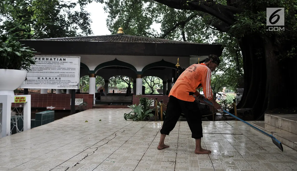 Petugas membersihkan sekitar kompleks makam Pangeran Jayakarta, Jakarta, Senin (21/1). Kompleks makam Pangeran Jayakarta rencananya juga akan didirikan toko cinderamata dan berbagai sarana untuk peziarah. (Merdeka.com/Iqbal Nugroho)