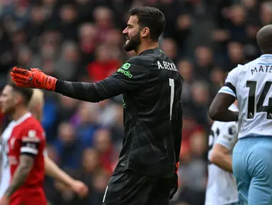 Di tengah persaingan ketat menuju tangga juara Premier League 2023/2024 bersama Manchester City dan Arsenal, Liverpool secara tak terduga harus takluk 0-1 dari tamunya Crystal Palace pada laga pekan ke-33 di Anfield Stadium, Liverpool, Minggu (14/4/2024). Gol tunggal The Eagles dicetak oleh Eberechi Eze pada menit ke-14. Kekalahan ini menjadi comeback pahit kiper Alisson Becker yang sebelumnya sempat absen dalam 8 laga terakhir The Reds di Premier League akibat cedera hamstring. (AFP/Paul Ellis)