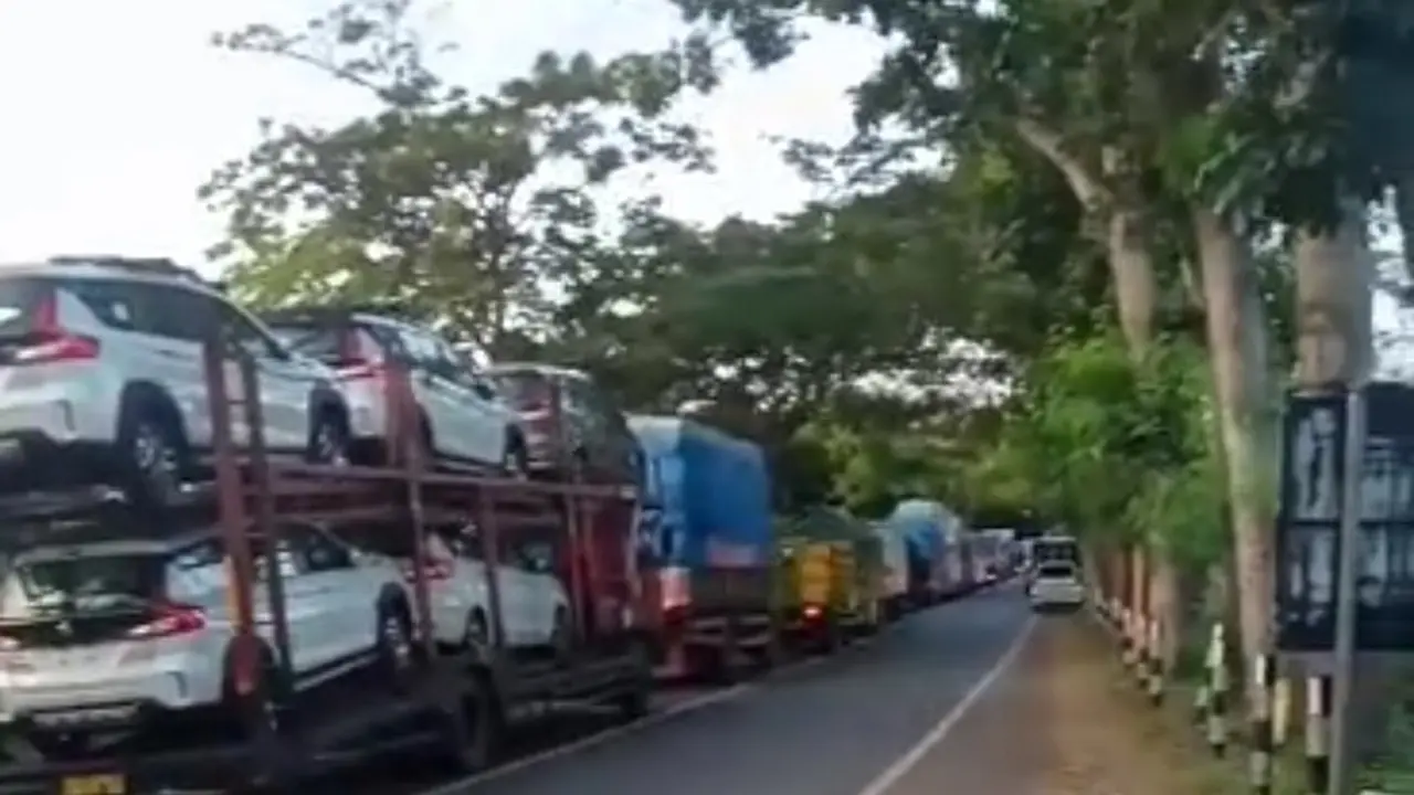 Antrean kendaraan yang hendak menuju Pelabuhan Ketapang mengular hingga kawasan wisata Watudodol (Istimewa)