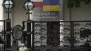 Polisi paramiliter berjaga-jaga di Kedutaan Besar Polandia yang menampilkan spanduk dukungan untuk Ukraina, di Beijing, Kamis (17/5/2023). Beberapa kedutaan besar di Beijing memasang papan tanda menggambarkan bendera Ukraina dan pesan hingga menunjukkan solidaritas mereka dengan negara Eropa Timur itu yang berperang melawan serangan Rusia sejak Februari tahun lalu. (AP Photo/Andy Wong)
