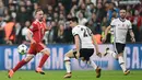 Aksi Franck Ribery (kiri) mengecoh pemain Besiktas, Necip Uysal pada leg kedua 16 besar Liga Champions di Vodafone Stadyumu, Besiktas Park, Istanbul, (14/3/2018). Bayern menang 3-1. (AFP/Ozan Kose)