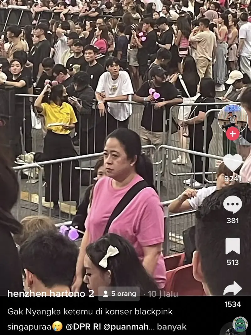 Beredar viral foto perempuan mirip Puan Maharani tertangkap kamera menonton konser Blackpink di Singapura.