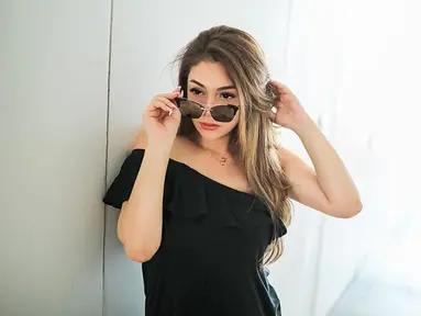 Wanita kelahiran Roma, Italia pada 1992 ini kerap membagikan kegiatannya di Instagram pribadinya. Tak terkecuali OOTD-nya yang yang selalu menarik. Seperti saat ia pakai outfit off shoulder warna hitam ini. (Liputan6.com/IG/@celine_evangelista)