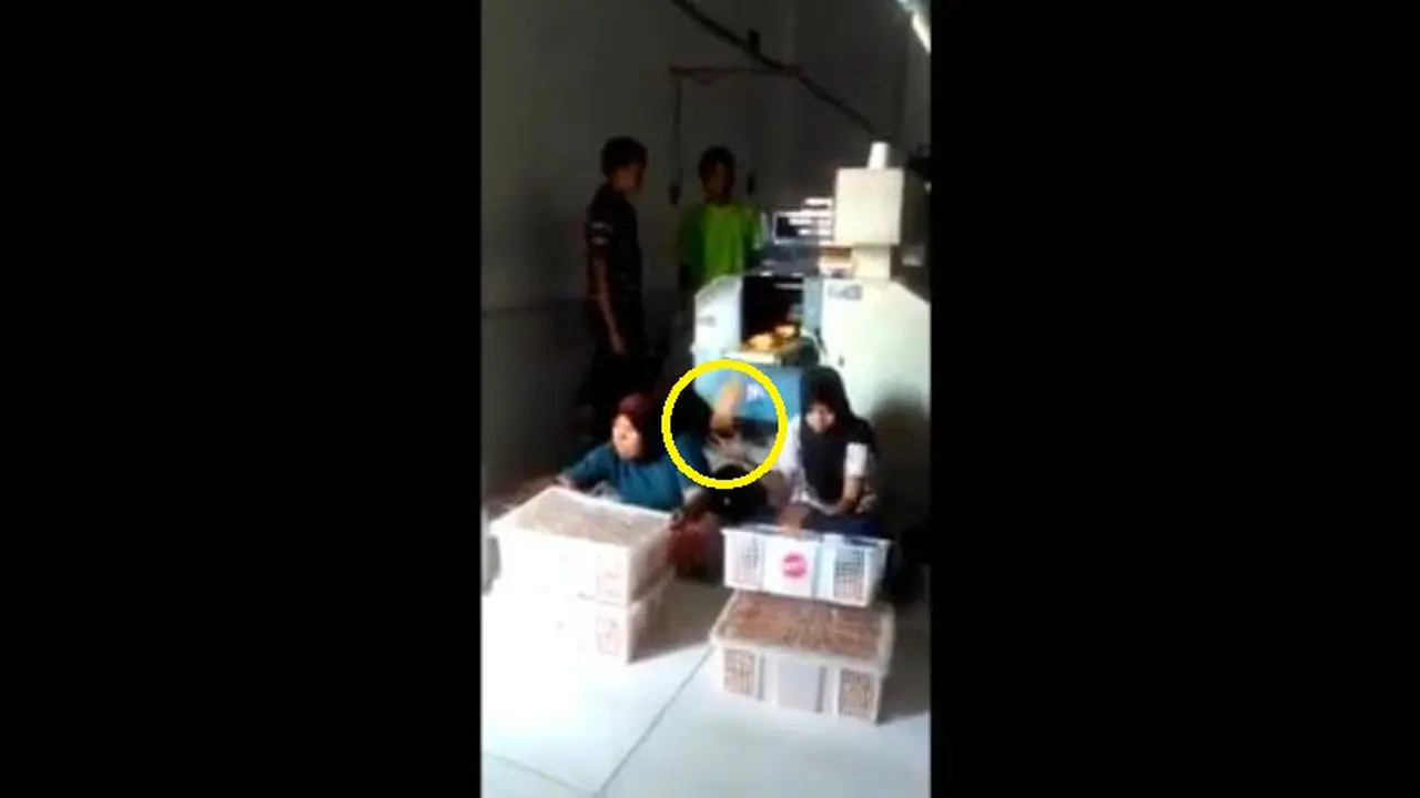 Bukan Main, Ibu-ibu Ini Mengalahkan Mesin Pabrik saat Bekerja